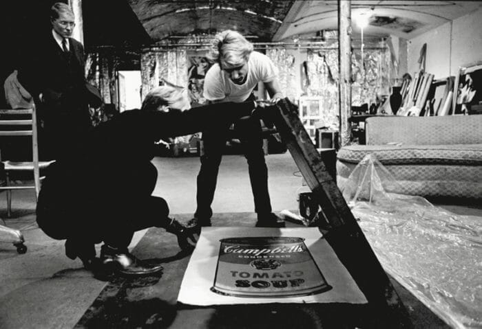 Durant - Estampe - Warhol sérigraphiant à la factory, 1968 (1) (1) Durant - Estampe - Warhol sérigraphiant à la factory, 1968 (1) (1)